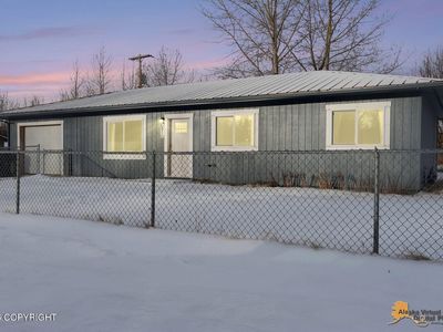 810 W Edinborough Dr