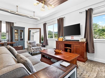 626 Old Lytle Cove Rd