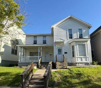 232 Spencer St NE