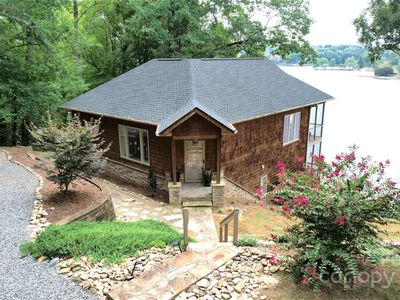 230 Bridge Pointe Ln