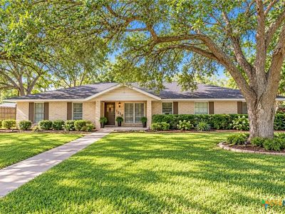 Property at 1210 E Gonzales St, Yoakum, TX