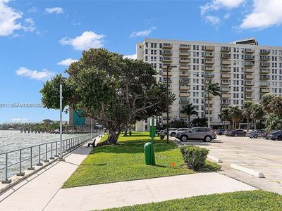 880 NE 69th St APT 14H