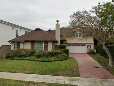 2932 S Beverly Dr