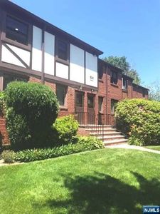 520 Broad Ave APT 11