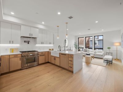 136 W 8th St #3