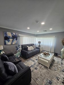 12 Crescent Ln
