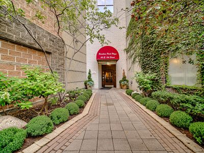 40 E 9th St APT 1809