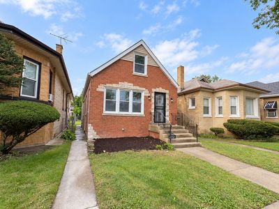 8332 S Oglesby Ave