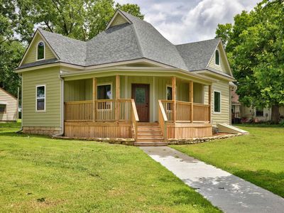 100 E 8th St