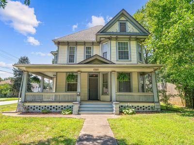 1201 N Broadway Avenue