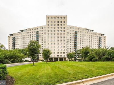 10401 Grosvenor Pl APT 324