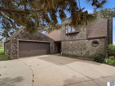 592 W Lakeshore Dr