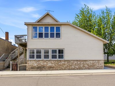 121 1st St W