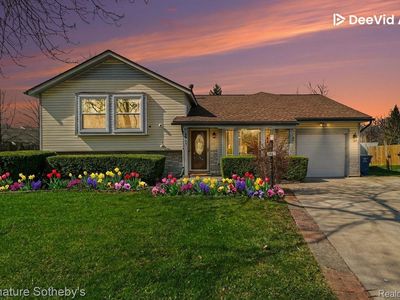 2067 Champagne Dr