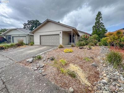 1886 Woodstock Cres NW