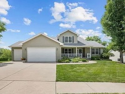 Property at 2 Buffalo Ct, Leclaire, IA