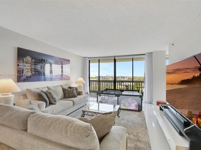 2000 Island Blvd APT 808