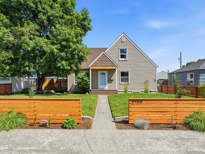 2704 W Queen Ave