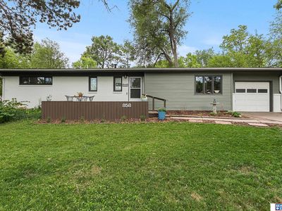 858 Moraine Dr