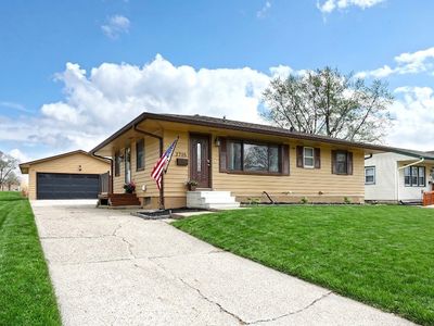 2705 E 40th Ct