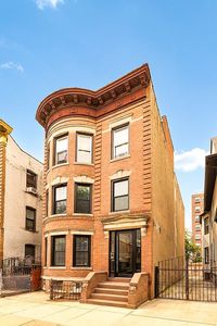 582 E 28th St