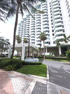 2899 Collins Ave APT 940
