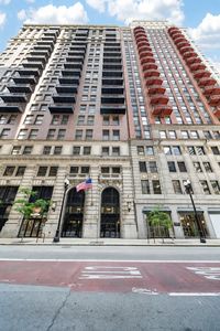 212 W Washington St APT 1402