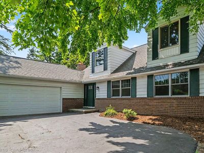 2711 Armstrong Dr