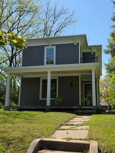 124 Center St S