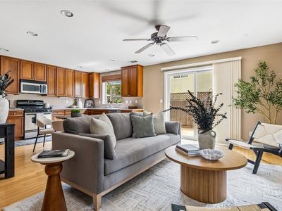 979 La Costa Ct