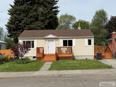1137 Ada Ave