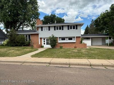 718 8th Ave W