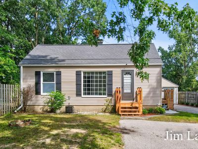 933 Barbara St NW