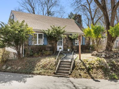 Property at 10 Maple Dr, Old Greenwich, CT