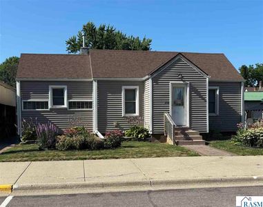 208 Main St W