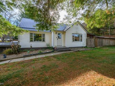 5226 Bay Rd SE
