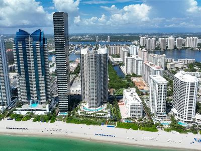 17201 Collins Ave APT 706