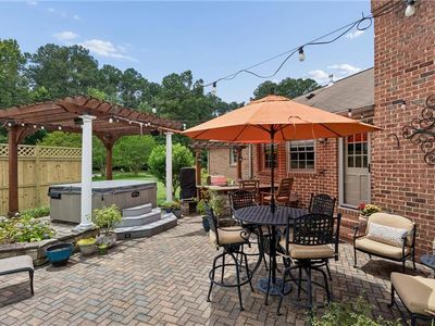 125 River Point Dr