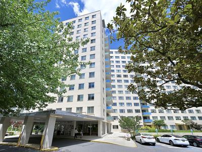10201 Grosvenor Pl APT 1220