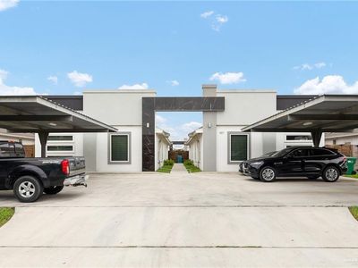 907 W Carmel Ave