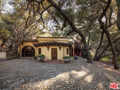 1135 N Topanga Canyon Blvd