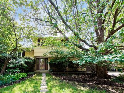 Property at 915 W Frontenac Dr, Arlington Heights, IL