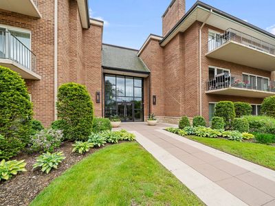 6 Oak Brook Club Dr APT J104