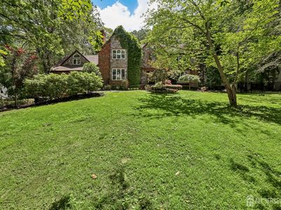 827 Holmdel Rd