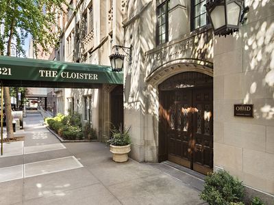 321 E 43rd St APT 702