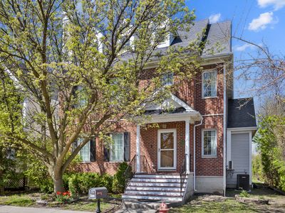 335 W Carriage Ln