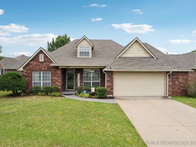 2029 W Woodbury St N