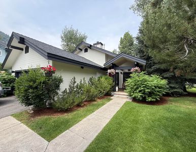 401 Evergreen Ln