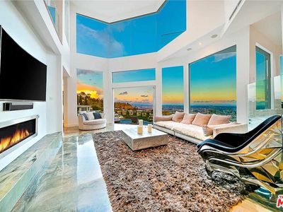 2183 Sunset Plaza Dr