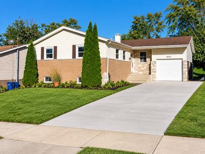 8933 S Oakwood Dr